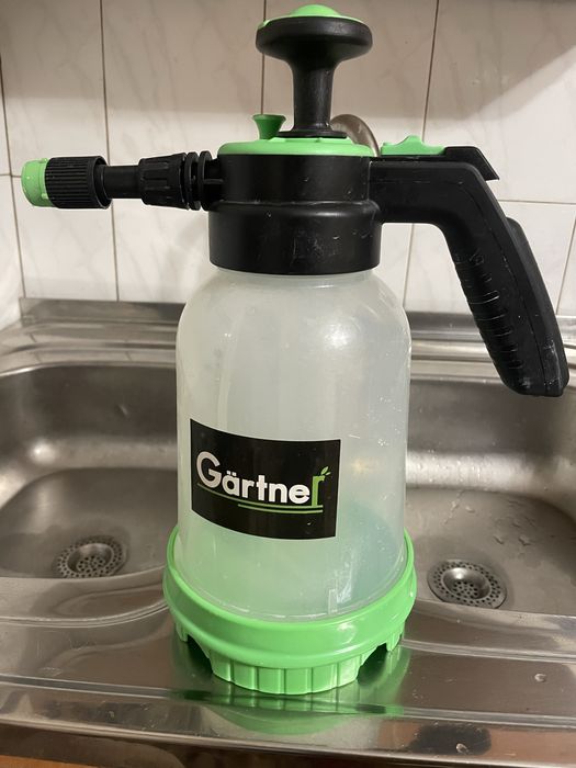 ручной помповый распылитель - опрыскиватель