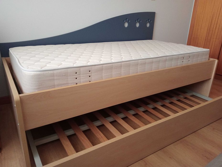 Cama de solteiro com colchão inclui.