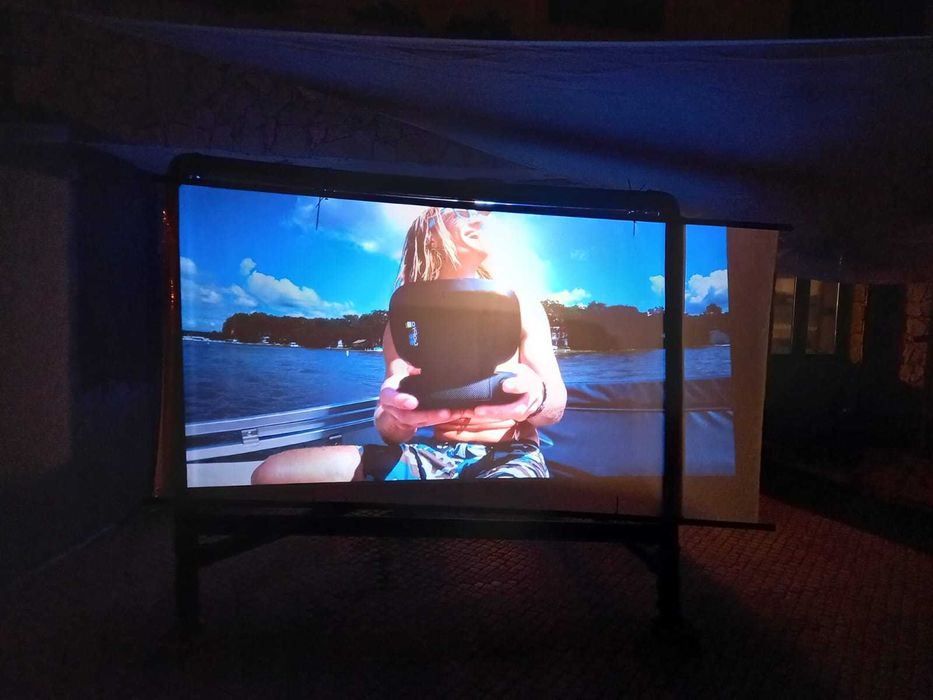 Tela Gigante c/ Projetor Optoma – Sombra de Dia, Cinema à Noite