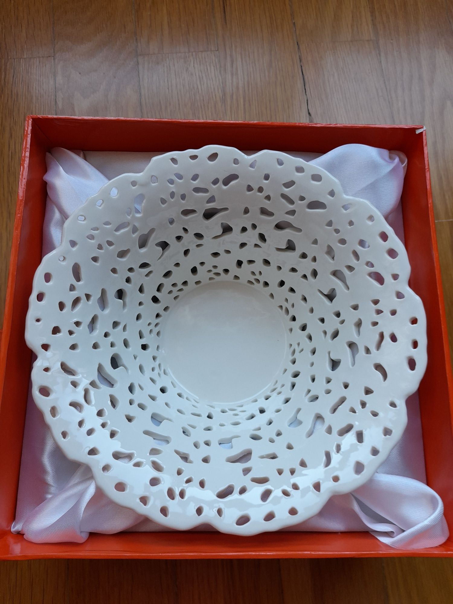 Taça oriental de porcelana branca