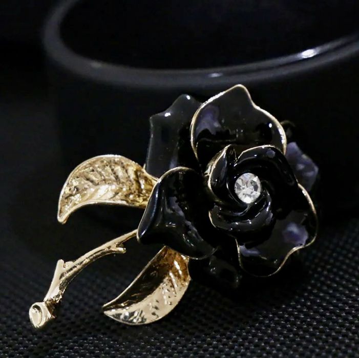 broszka z czarnej emalii z różą