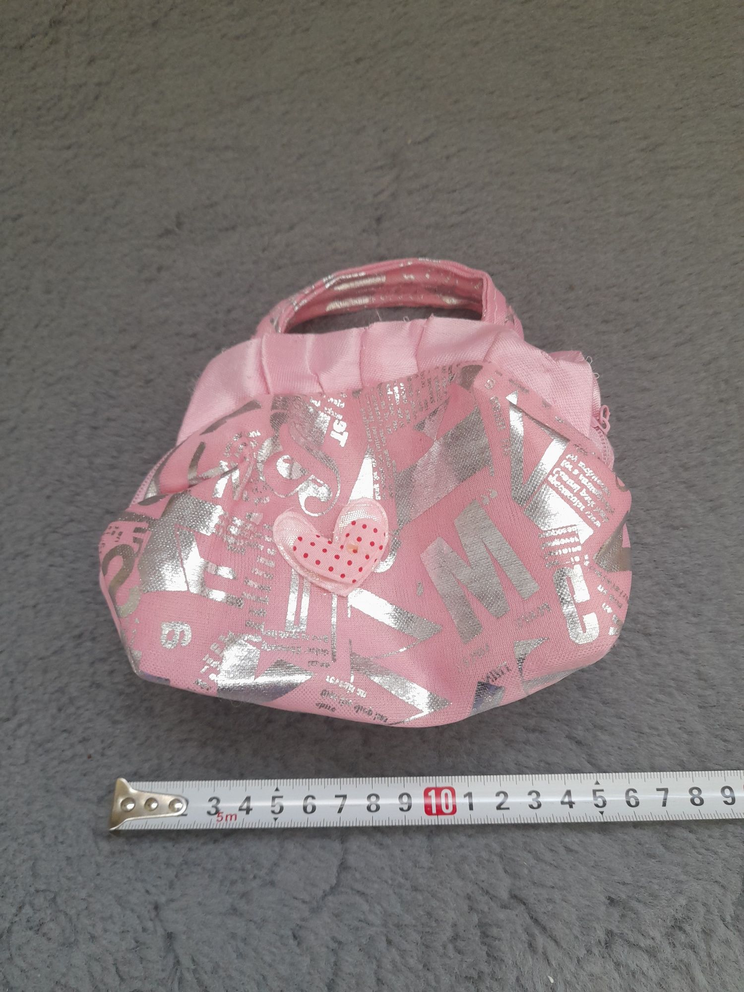 Mała różowa torebka dla dziewczynki