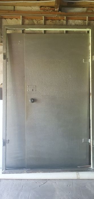 Продам дверь металлическую двойную