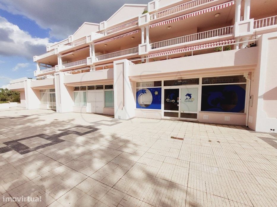 Loja com montra ampla. Disponível para Venda e Arrendamento