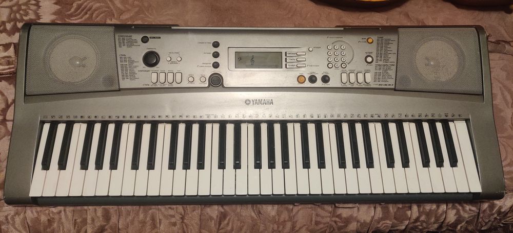 Синтезатор YAMAHA PSR-R300 (динамічна клавіатура)