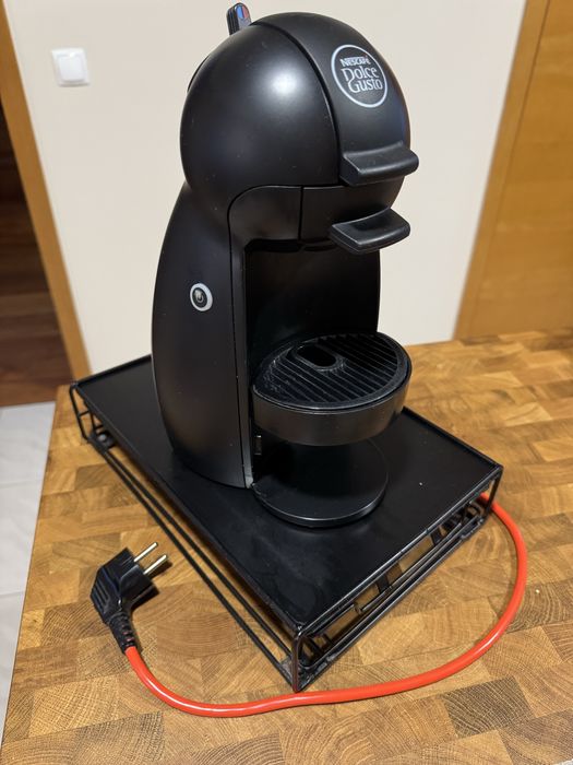 Maquina de cafe Dolce Gusto + suporte cápsulas