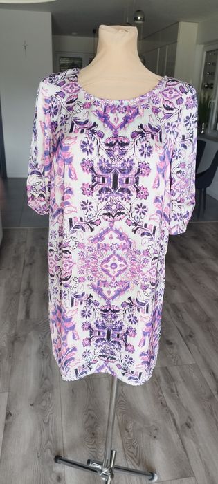 R.M Vila biało fioletowa sukienka w kwiaty odkryte plecy wyprzedaż