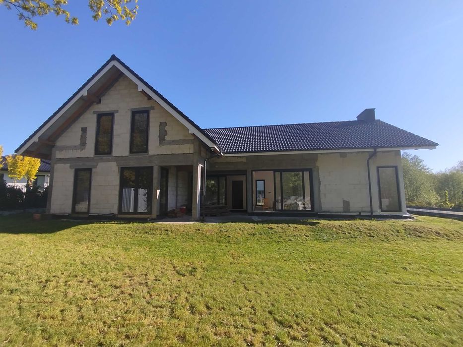 Nowoczesny dom 210 m² z antresolą i tarasami – Płaszewko k. Słupsk