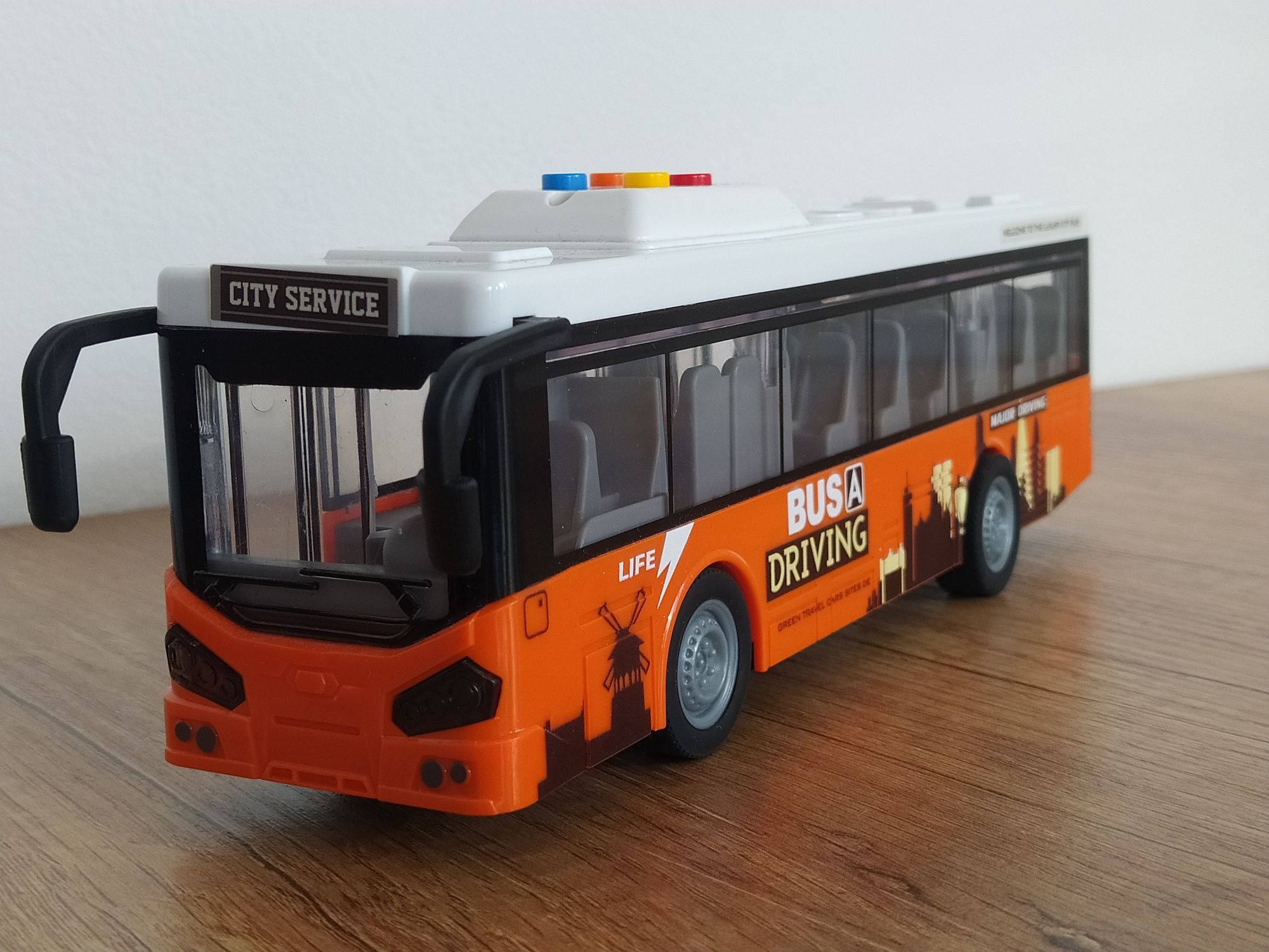Autobusy zestaw FlixBus i autobus miejski że światem