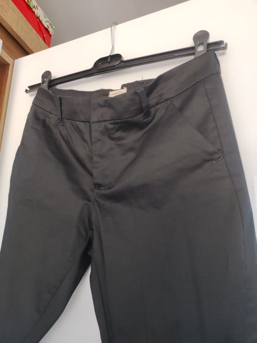 spodnie czarne eleganckie Mango