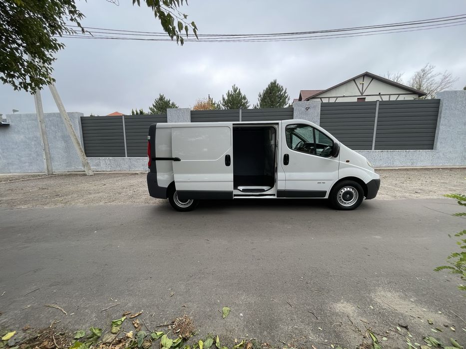 Renault Trafic 2008 года не крашеный