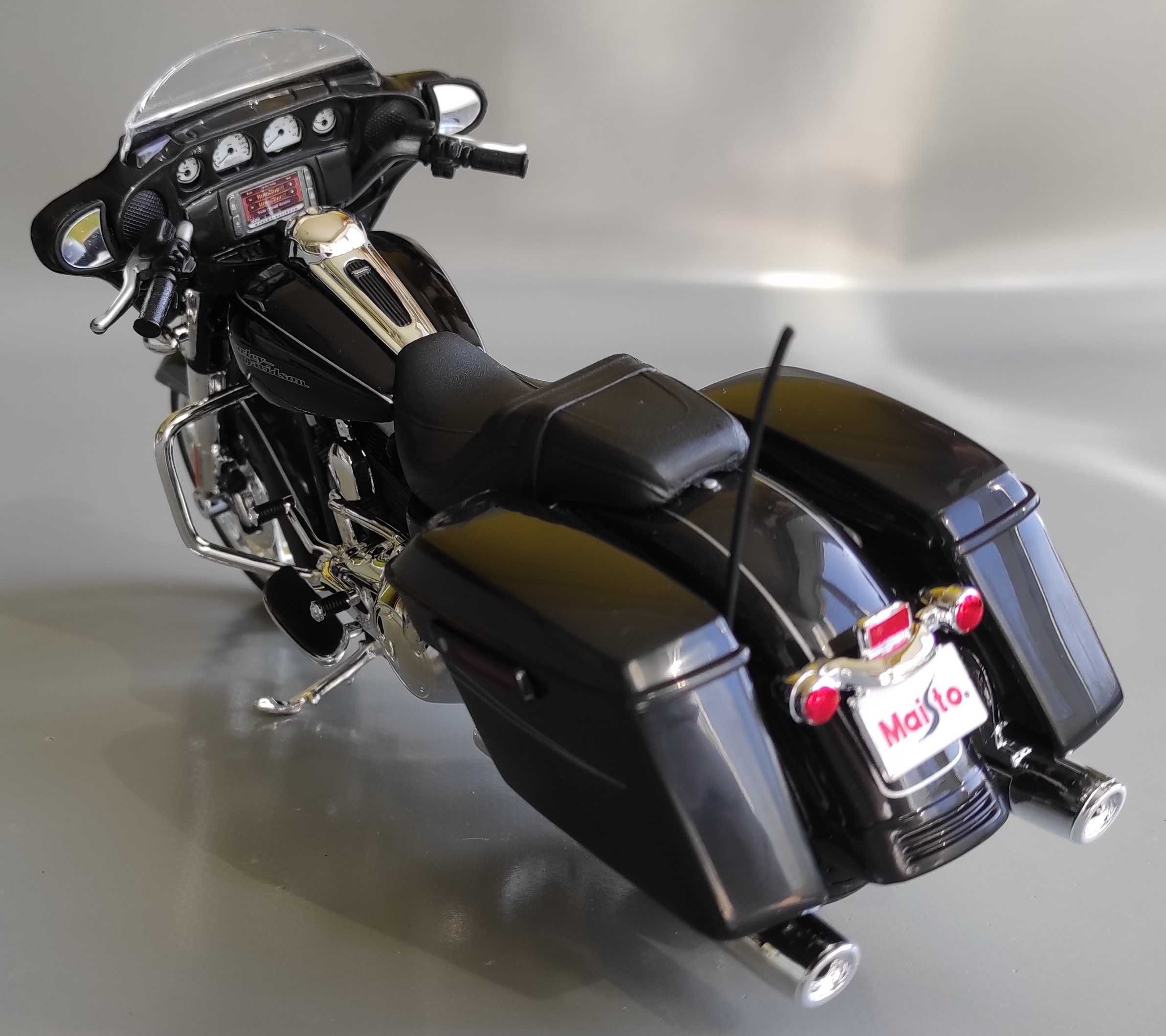 Модель мотоцикла "Harley-Davidson Street Glide Special" 1/12 (Maisto)