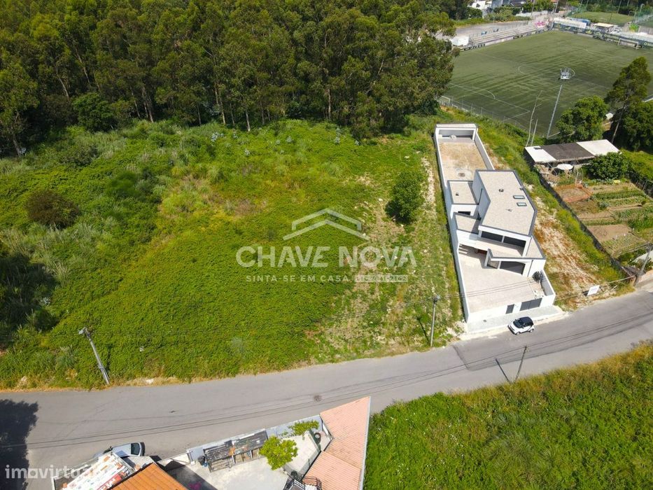 Terreno de 666m² a 2 km da Praia – para Moradia Térrea ou 2 Pisos