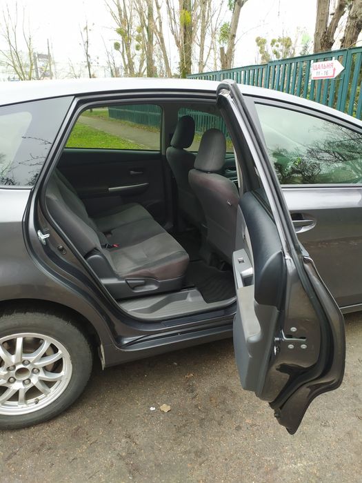 Toyota Prius V  Тойота Пріус