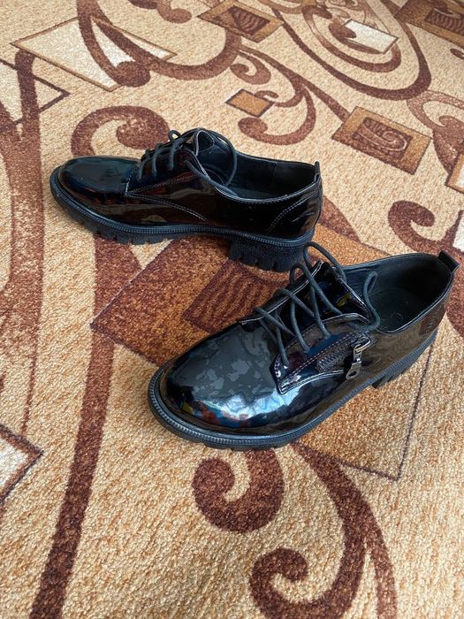 Лофери жіночі лакеровані