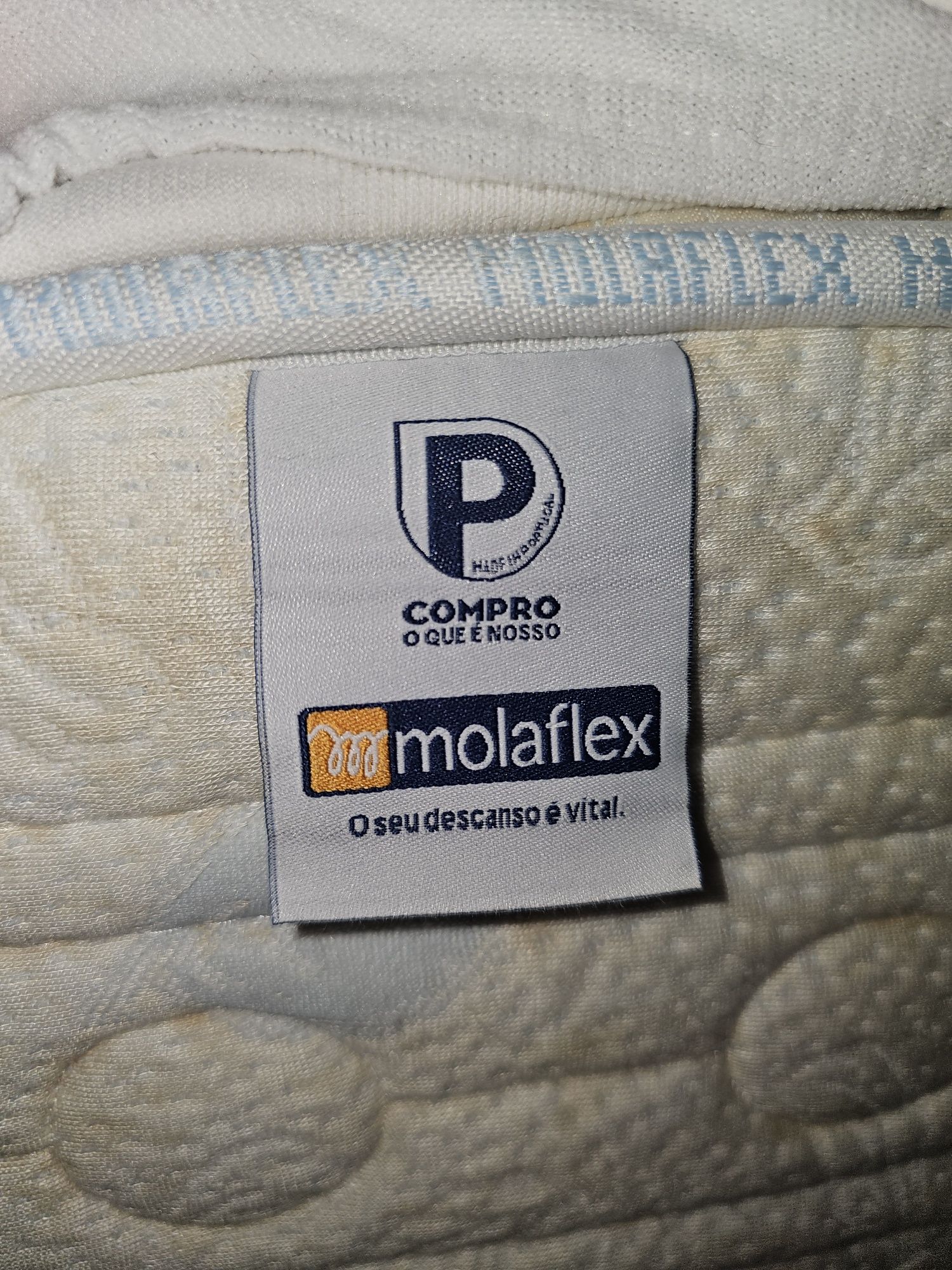Cama de casal + colchão + mesa de cabeceira
