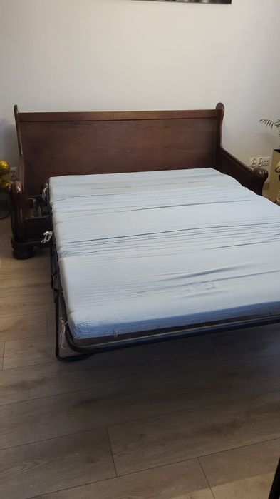 Łóżko z materacem