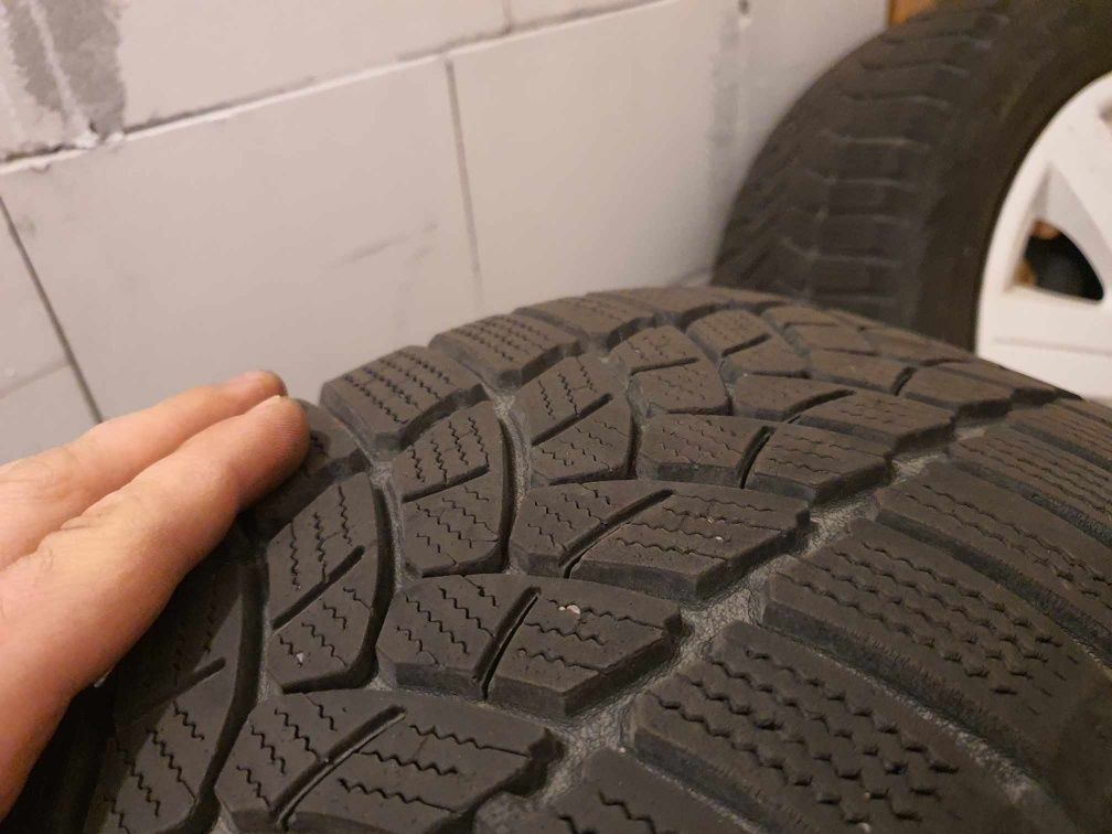 Zestaw 4 opon zimowych stalówki Opony zimowe 205/55R16 Firestone