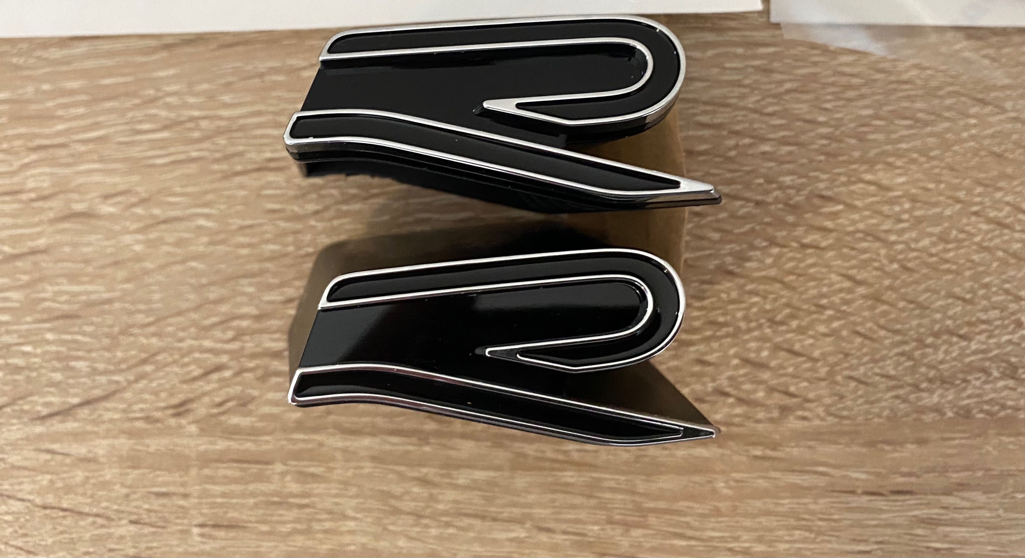 Эмблема значок R- Line в решітку радіатора шильдик в решетку