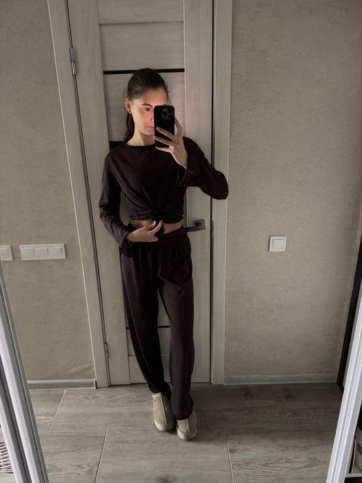 Костюм коричневого кольору,скоадається з 4 одиниць