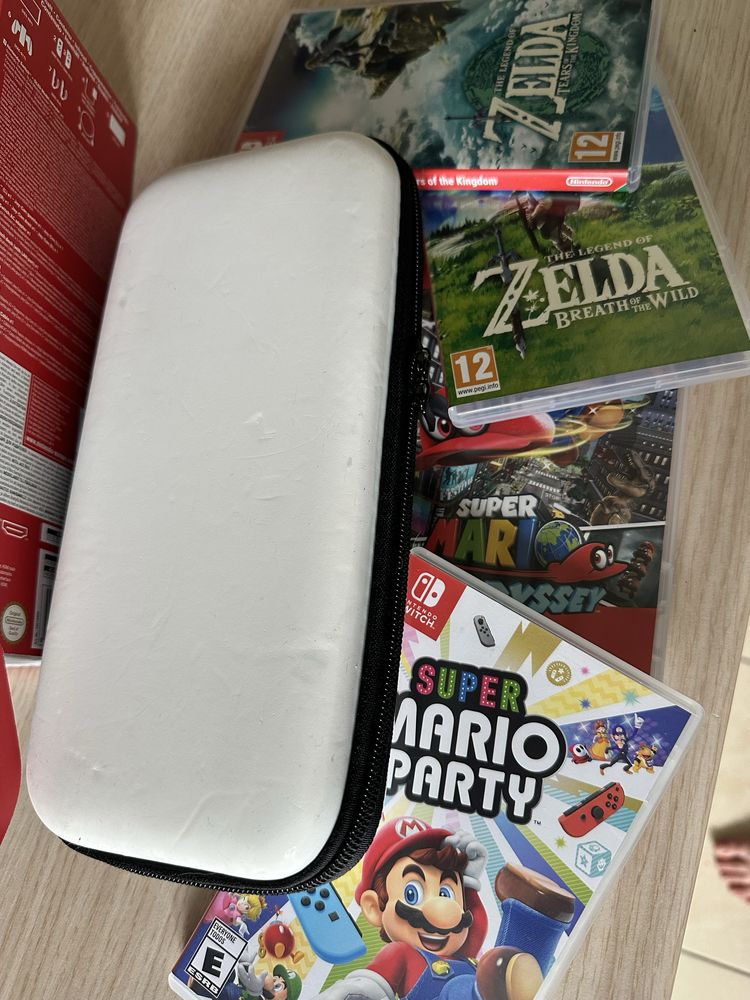 Nintendo Switch OLED biały + 4 gry na kartridżach + etui. Stan idealny