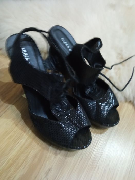 Czarne wiązane szpilki na platformie