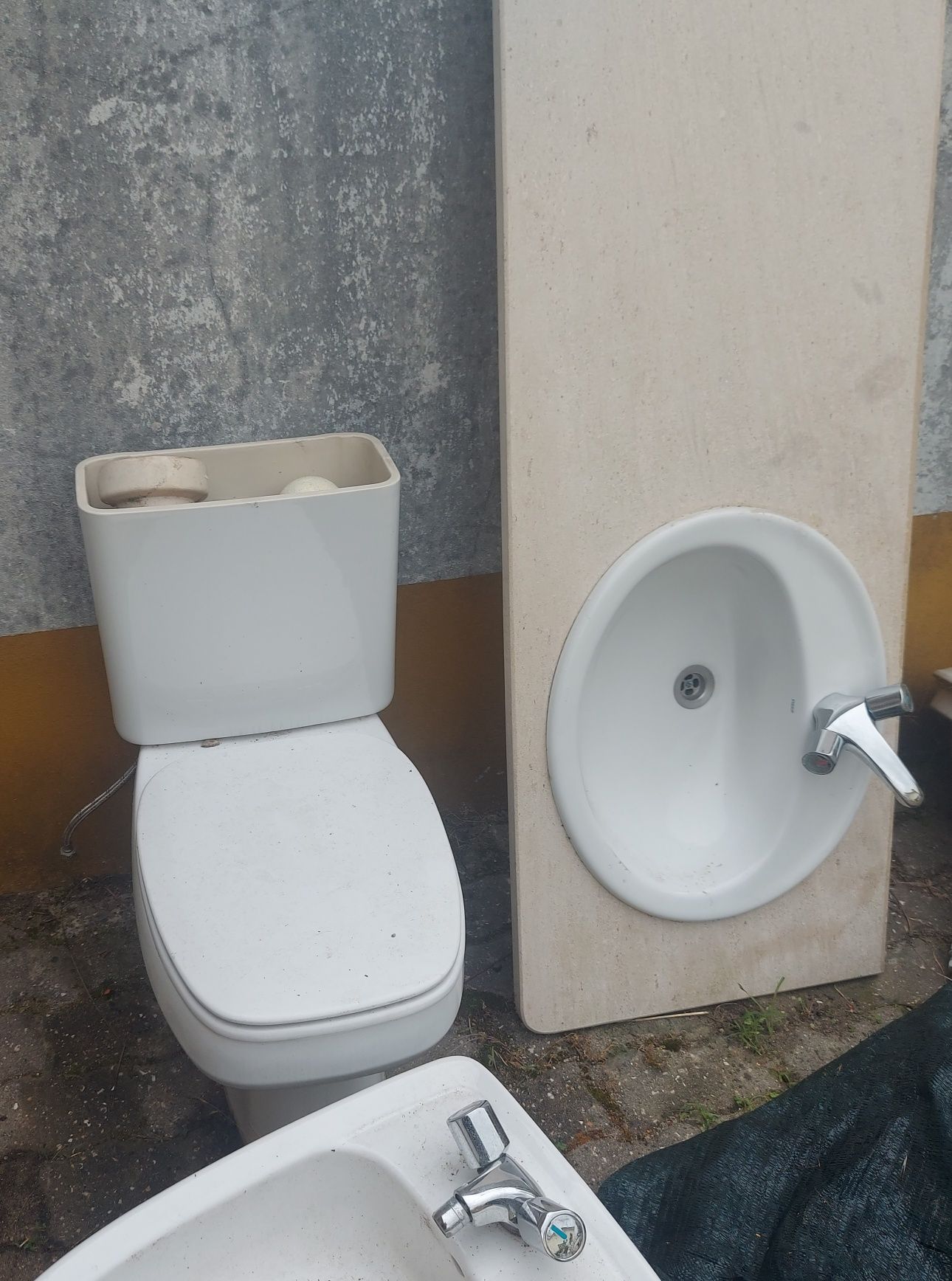 1 lavatório WC ROCA  + 2 lavatórios WC Madelena