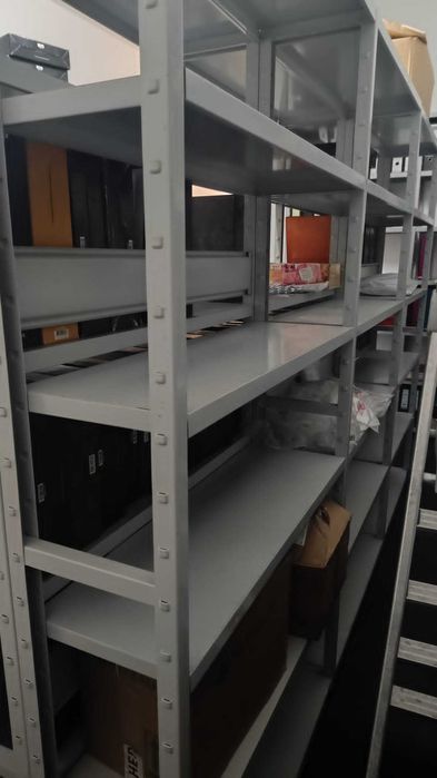 Prateleiras escritório/arrumação, excelentes condições sem transporte.