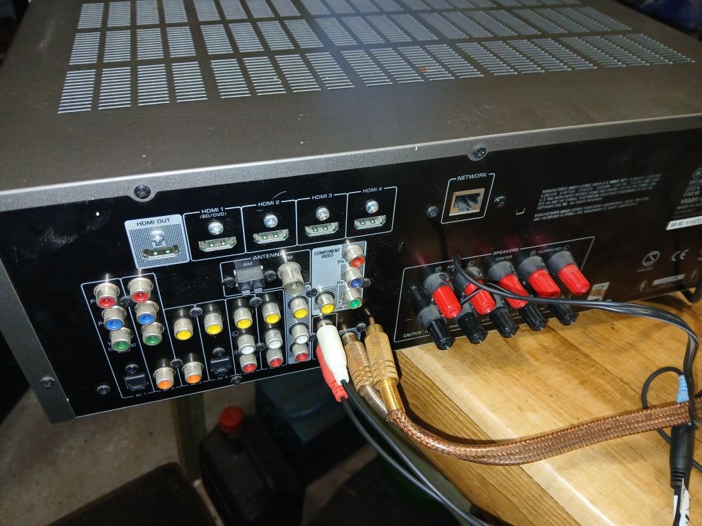 Amplituner Yamaha HTR-4065, subwoofer oraz satelitki.