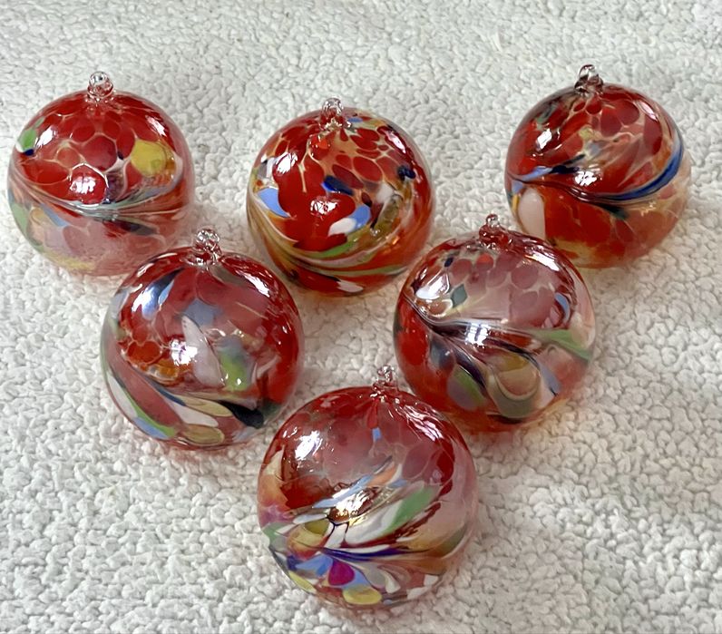 Szklana bombka z huty Krosno