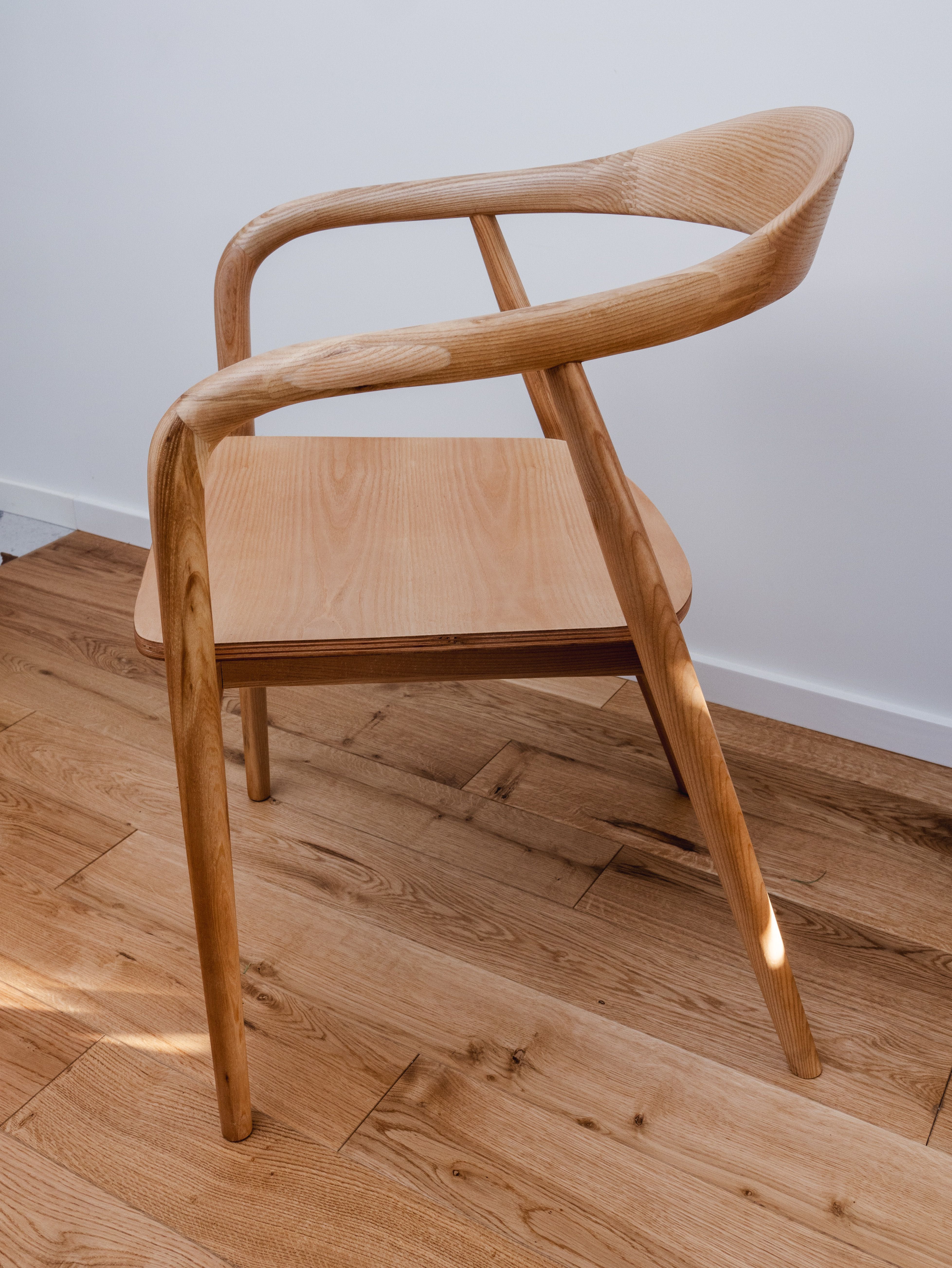 Krzesło z podłokietnikami z drewna Angelina