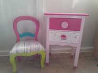 Conjunto mesa de cabeceira e cadeira artesanais