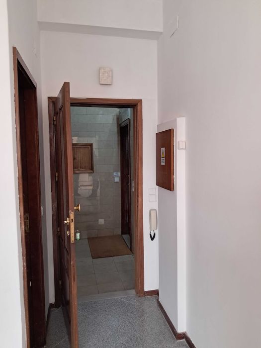 Sala/escritório com wc em Mafamude, V.N.Gaia, junto ao El Corte Inglês