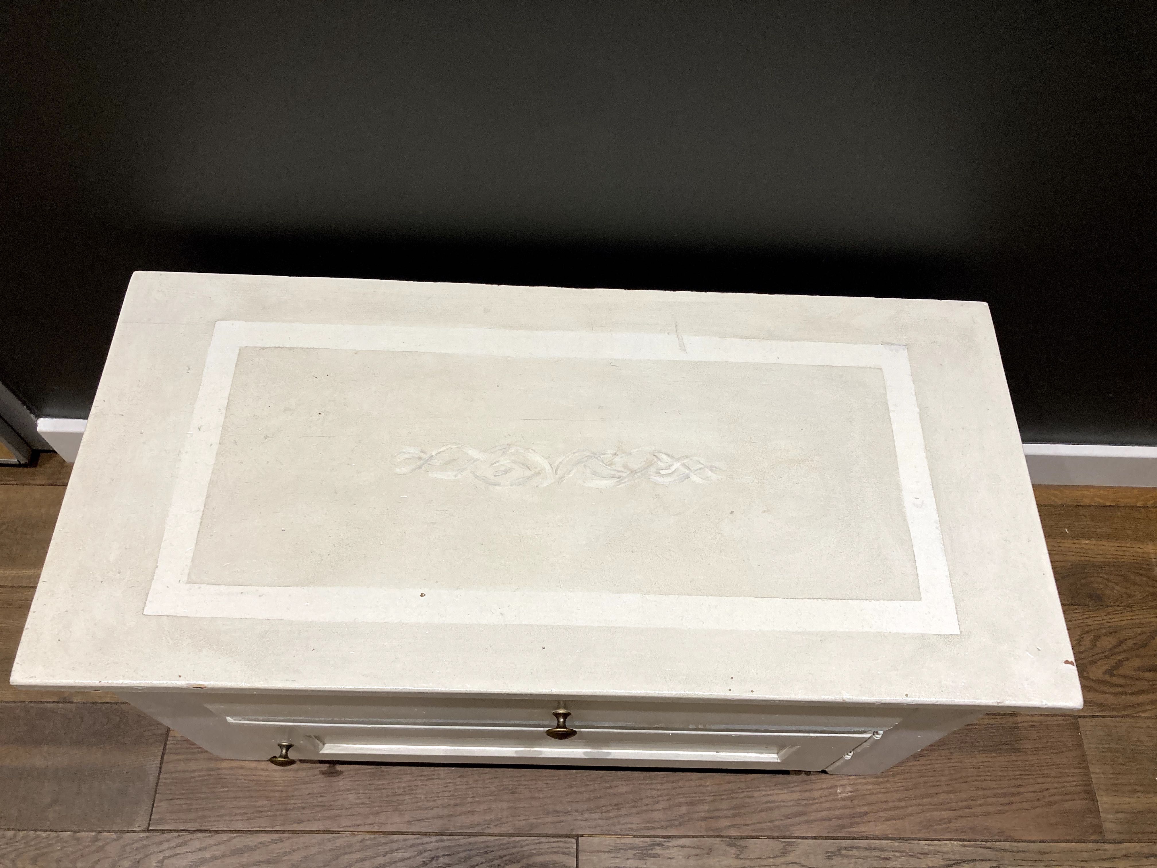 Drewniana biała szafka podręczna z szufladą i schowkiem