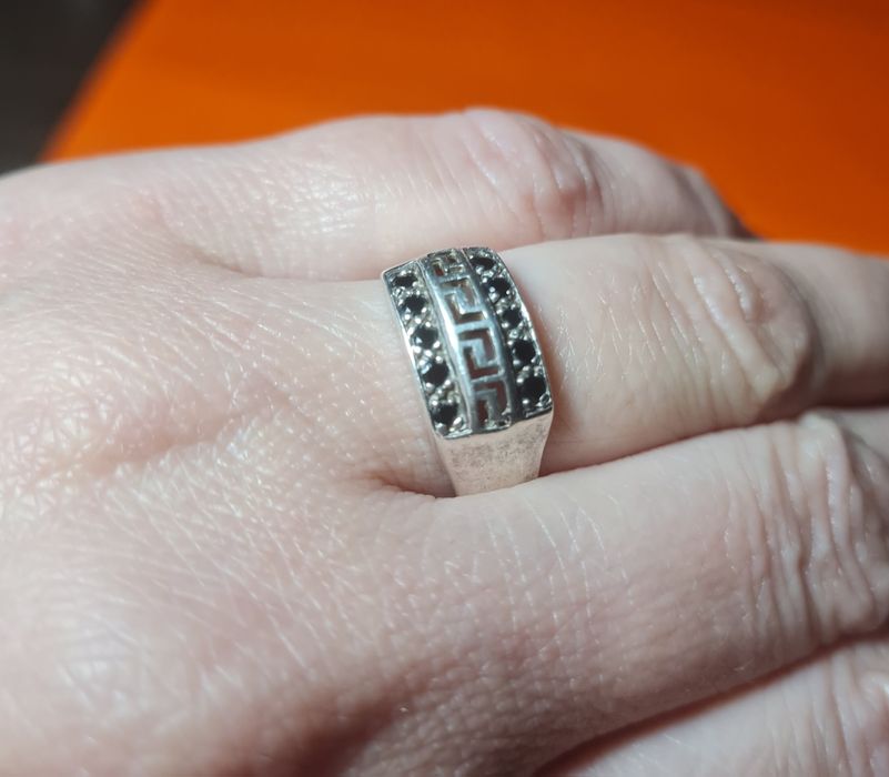 Продам срібну каблучку з камінцями