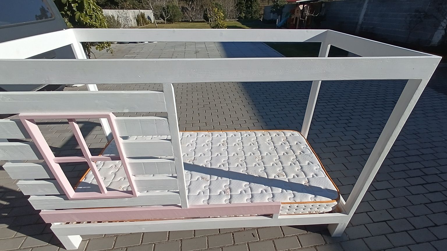 Cama montessuriana com colchão