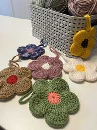 Szydelkowa zawieszka kwiatek  , crochet mini bag