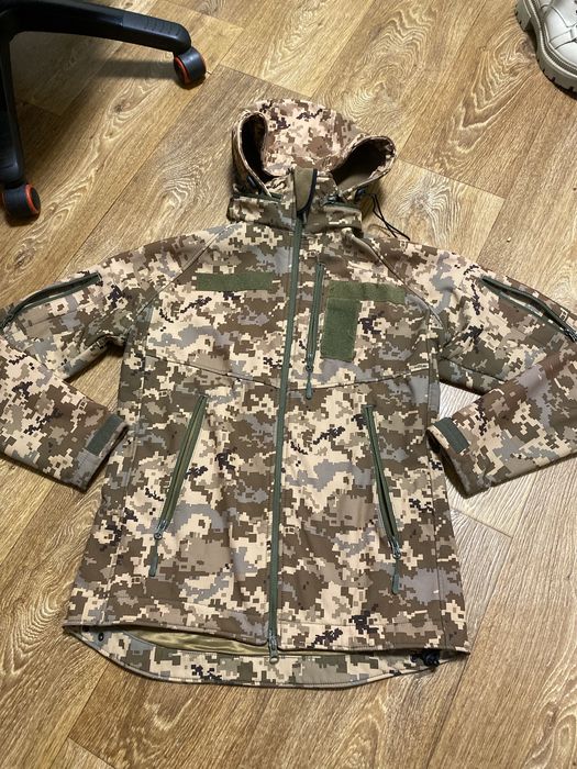 тактична куртка з камуфляжним принтом типу «піксель»