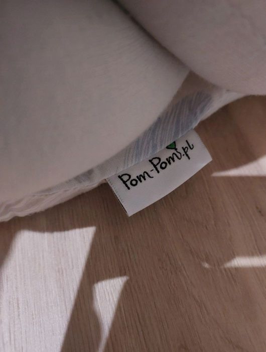 Kokon niemowlęcy + warkocz ochraniacz Pom pom 2 w1