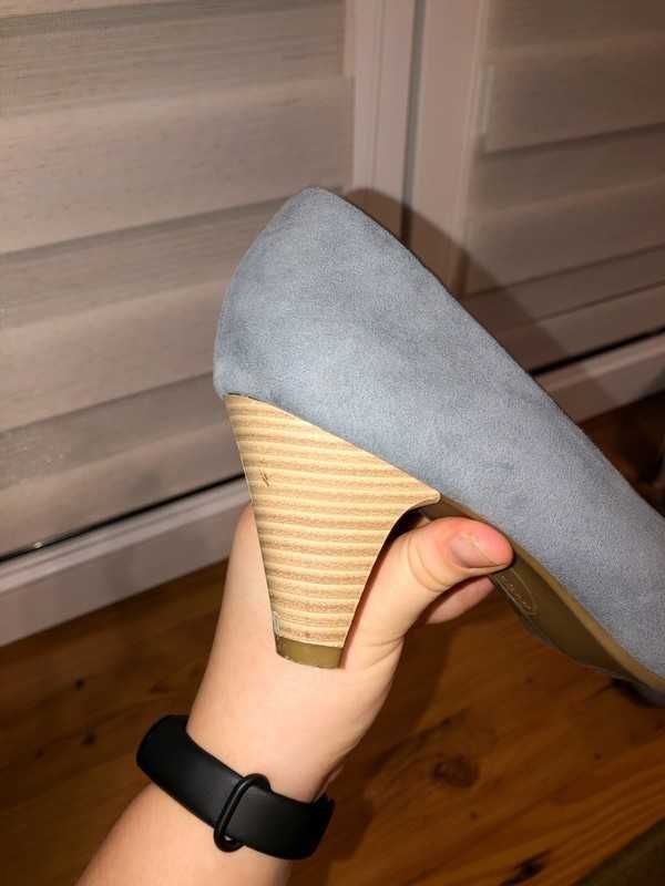Szare buty na słupku Deichmann