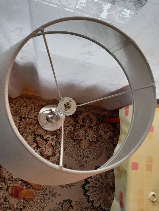 Duża lampa stojąca