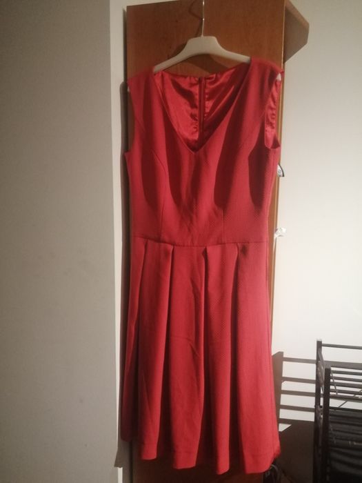 Vestido vermelho com decote em V