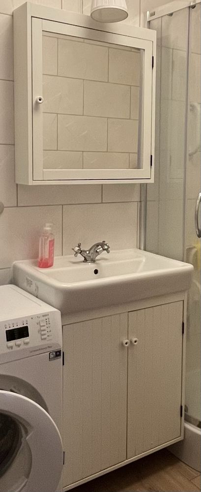 Umywalka Ikea z szafką podwieszaną i baterią
