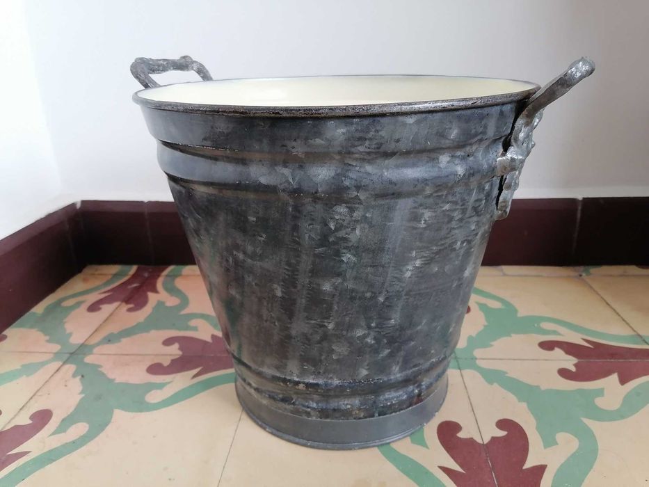 Balde/Vaso em chapa de zinco recuperado