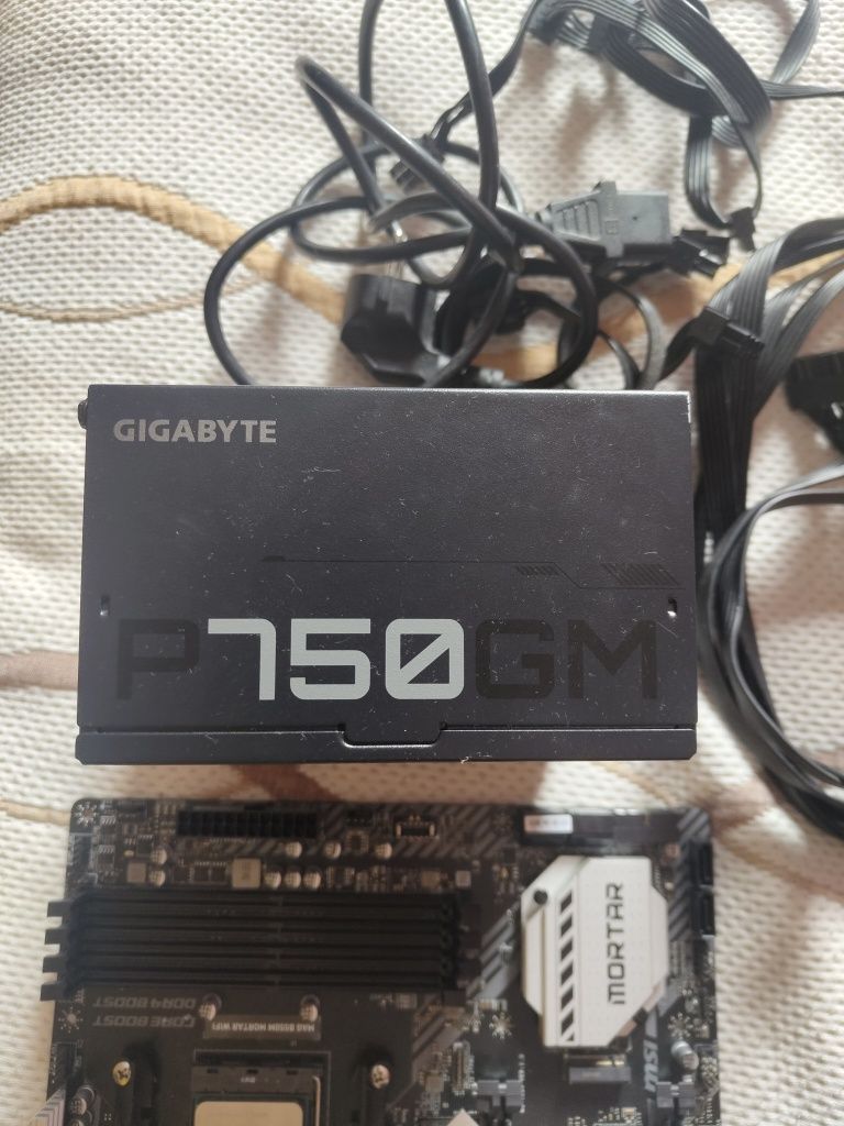 Vendo Fonte de Alimentação Gigabyte GP-P750 GM, 750W, 80 Plus Gold