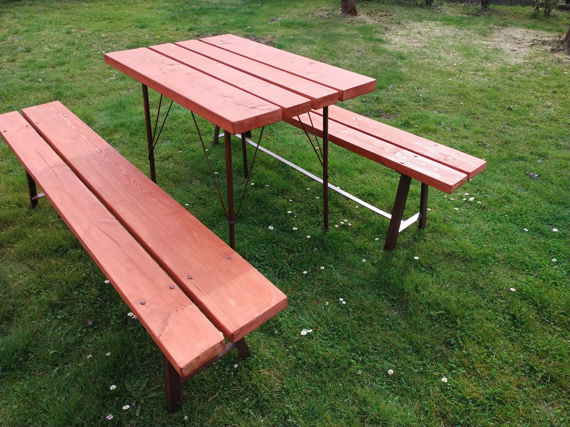 Dwie ławki i stół ogrodowy