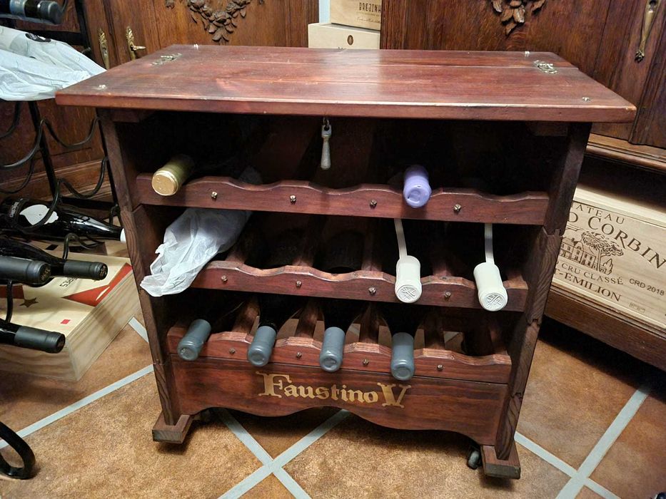 Garrafeira modular com rodas