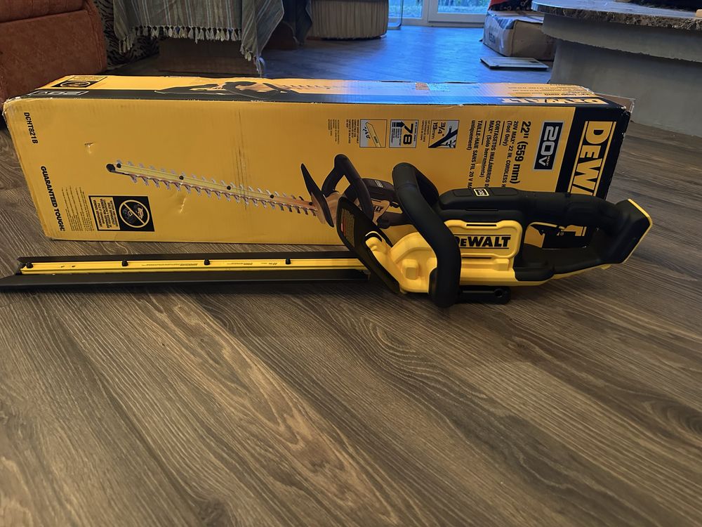 Акумуляторний кущоріз Dewalt DCHT821 20v.