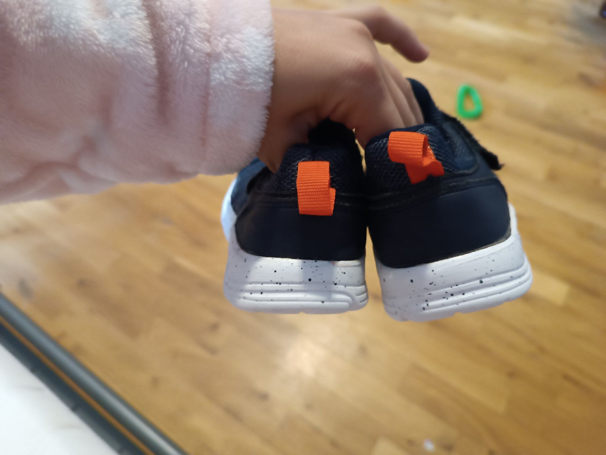 Buty sportowe buciki adidasy z przodu wytarte