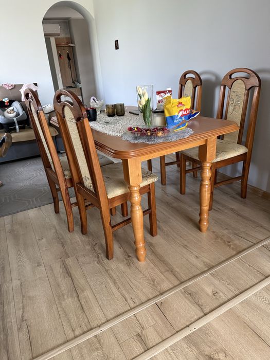 Meble pokojowe i stol z krzeslami